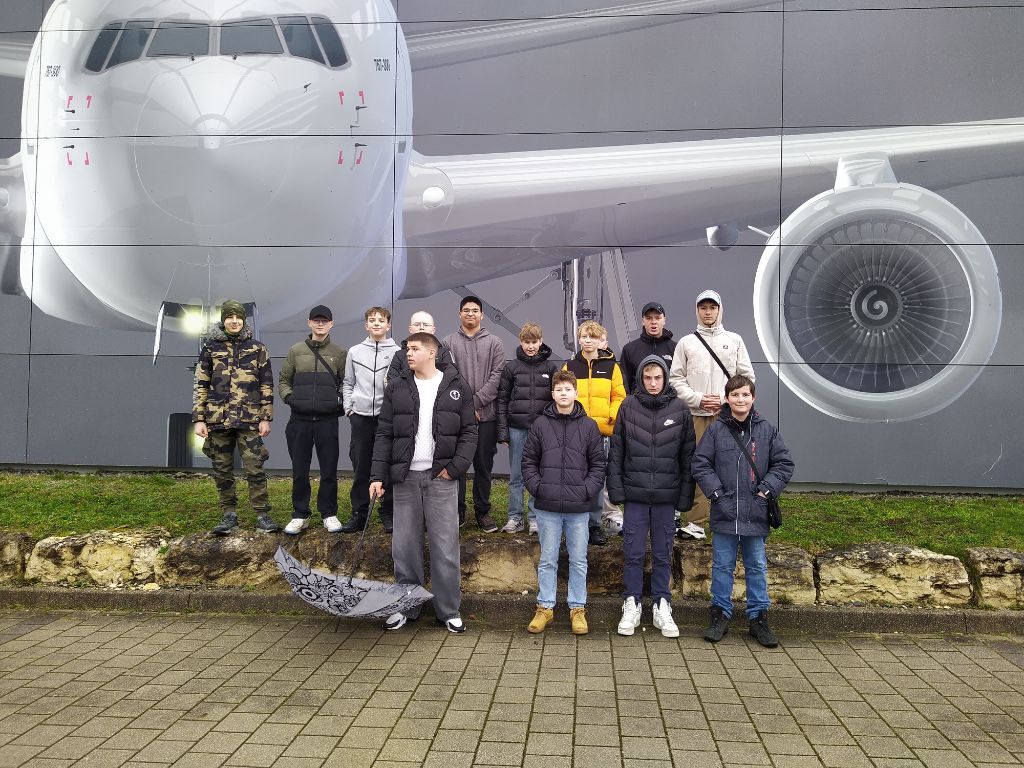 Achtklässler zur Firmenbesichtigung bei SK Scheidel