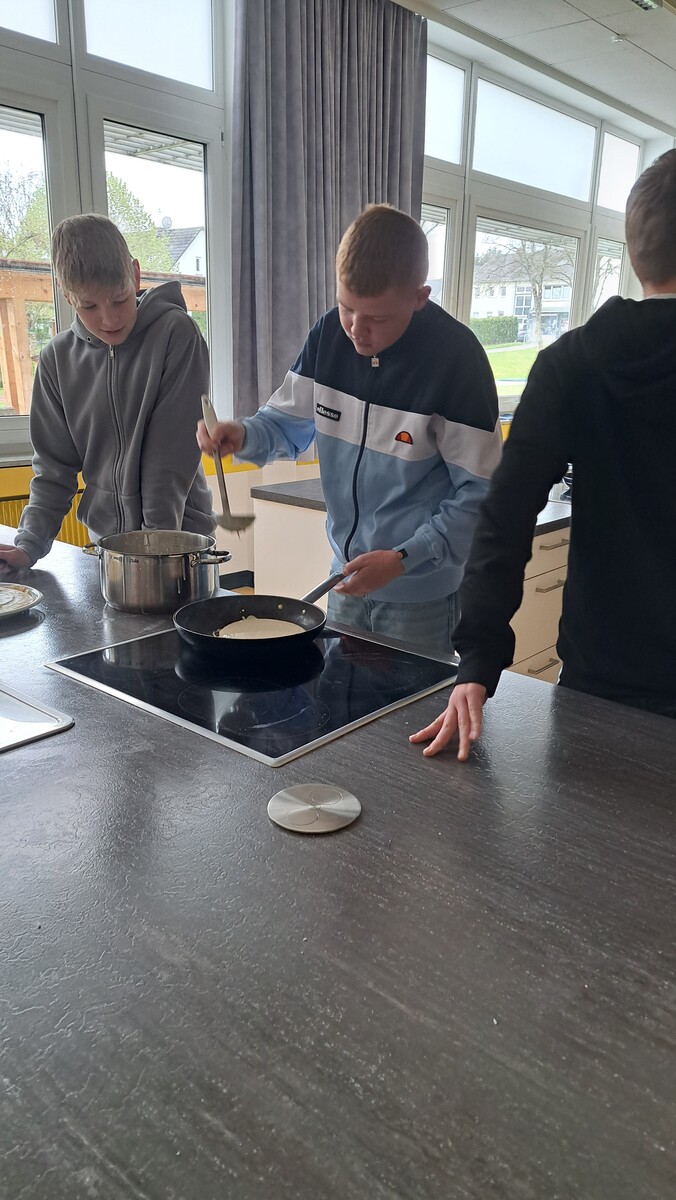 Eine etwas andere Mathestunde: Klasse 7b rechnet und backt