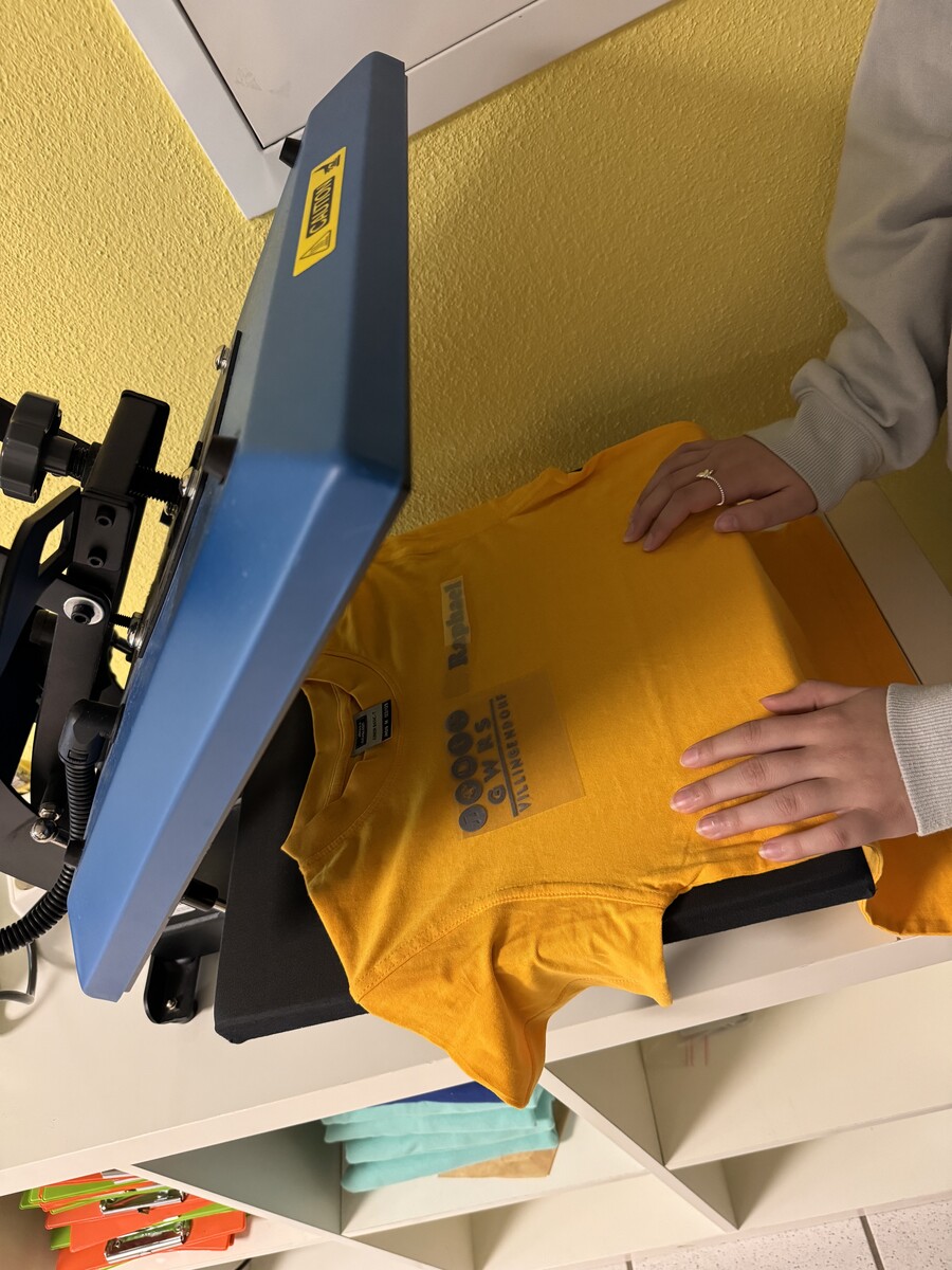 Produktion der Schul-Outfits läuft auf Hochtouren