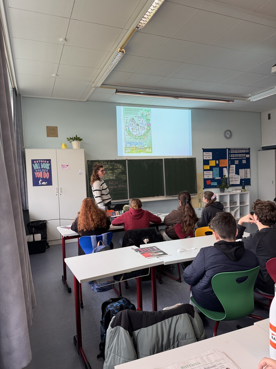 Journalistischer Besuch: Redakteurin Alex Alt besucht Klassenstufe 8 im Rahmen des ZiSch-Projekts